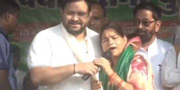 तेजस्वी यादव मोकामा जनसभा में भाषण देते हुए Mokama rally crowd listening to Tejashwi Yadav बीना देवी के समर्थन में तेजस्वी यादव की सभा Anant Singh arrest aftermath political rally in Mokama