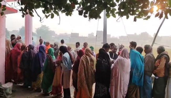बिहार चुनाव 2025 मतदान केंद्र की तस्वीर गया में मतदान करते मतदाता भागलपुर वोटिंग अपडेट फोटो बिहार विधानसभा चुनाव दूसरा चरण वोटिंग 2025