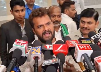 खेसारी लाल यादव छपरा रैली में भाषण देते हुए Khesari Lal Yadav Chhapra Mahagathbandhan Candidate 2025 खेसारी लाल बनाम पवन सिंह विवाद Nirahua and Khesari Lal Political Statement