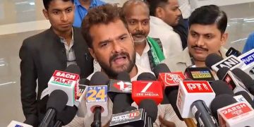 खेसारी लाल यादव छपरा रैली में भाषण देते हुए Khesari Lal Yadav Chhapra Mahagathbandhan Candidate 2025 खेसारी लाल बनाम पवन सिंह विवाद Nirahua and Khesari Lal Political Statement