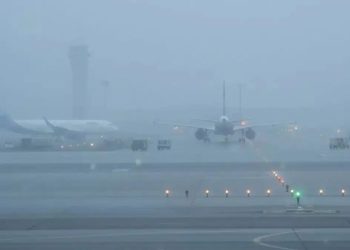 Delhi Airport passenger advisory fog, IGI Airport low visibility notice, Delhi flight operations fog update, airport advisory image