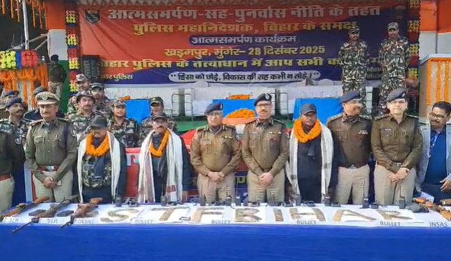 मुंगेर में नक्सलियों का आत्मसमर्पण, Bihar Police STF with surrendered Naxals, खड़गपुर हिल्स नक्सल मुक्त अभियान, DGP Vinay Kumar Munger event