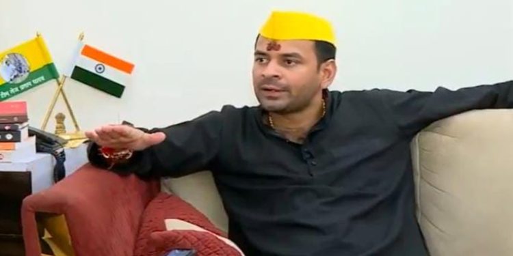 तेजप्रताप के बदले सुर, नीतीश के पक्ष में हुए खड़े, बोले-हत्याएं सिर्फ…