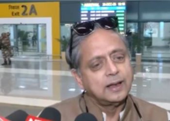 शशि थरूर बांग्लादेश बयान, बांग्लादेश में मीडिया पर हमला, नीतीश कुमार हिजाब विवाद, Shashi Tharoor on democracy