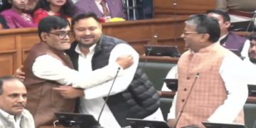 Ramkripal Yadav Tejashwi Yadav Hug Photo Bihar Assembly Winter Session Image Tejashwi Yadav in Vidhansabha Picture Ramkripal Yadav Bihar Politics Image