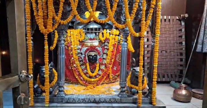 Thawe temple theft scene, CCTV footage of temple robbery, Bihar Shaktipeeth Thawe temple, Police investigation at Thawe temple