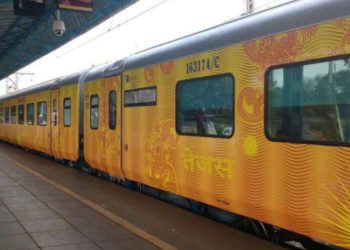 Tejas Rajdhani Express at Aligarh station, पटना राजधानी एक्सप्रेस सुरक्षा जांच, Bomb squad checking Rajdhani train, Railway security alert night operation