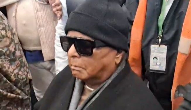 Lalu Prasad Yadav Patna Arrival Picture, RJD Supporters Patna Airport Image, Lalu Yadav Bihar Politics Photo, RJD Leaders Meeting Lalu Yadav Image