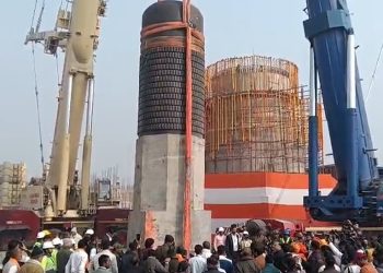 विराट रामायण मंदिर में विशाल शिवलिंग की स्थापना, क्रेन से उठाया गया विश्व का सबसे बड़ा शिवलिंग, प्राण प्रतिष्ठा में शामिल मुख्यमंत्री नीतीश कुमार, मोतिहारी कैथवलिया शिवलिंग पूजा