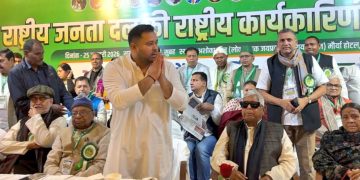 Tejashwi Yadav RJD appointment, तेजस्वी यादव राष्ट्रीय कार्यकारी अध्यक्ष बनते हुए, RJD leadership meeting, लालू यादव तेजस्वी यादव नियुक्ति पत्र