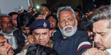 write elaborated, analytical and seo friendly news story in diiferent words and angle for a hindi news website with a very attractive heading। Also write LSI Keywords (Seperated with comma and English hindi mix), Meta Description in hindi, URL, SEO Title (English Hindi Mix), Focus Keywords(English Hindi Mix) and Alt Tags। खबर को उस तरह लिखें जिस प्रकार वो गूगल शोकेस,गूगल ट्रेंड्स, गूगल सर्च के ट्रेंड में आ सके। don't use bullets in news story. पूर्णिया सांसद पप्पू यादव पिछले एक सप्ताह से बेऊर जेल में बंद है। सोमवार से पटना सिविल कोर्ट में लगातार उनकी जमानत याचिका पर सुनवाई चल रही है। उल्टा पुलिस ने उनके खिलाफ दो और नए मामले जोड़ दिए हैं। दोनों ही मामले कोतवाली थाना क्षेत्र से जुड़े हैं, जिनमें एक 2017 और दूसरा 2019 में दर्ज किया गया था। 31 साल पुराने धोखाधड़ी मामले में पप्पू यादव को जमानत मिल चुकी है, लेकिन 4 अन्य मामलों में उनको रिमांड पर ले लिया गया है। इसकी वजह से वो जेल में निकल नहीं रहे हैं। शुक्रवार को भी पूर्णिया सांसद की जमानत याचिका पर सुनवाई होगी। अब पप्पू यादव को इन मामलों में जमानत मिल गई है। वे जेल से बाहर आ जाएंगे।