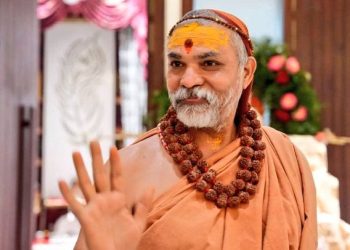 Swami Avimukteshwaranand Saraswati latest photo, Prayagraj District Court building image, Jhunsi police station Prayagraj, Hindu saint press conference India