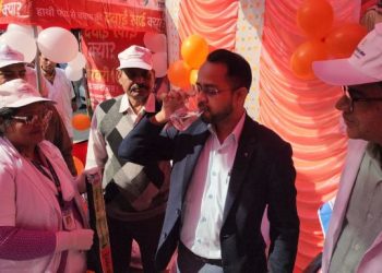 स्वास्थ्यकर्मी ने नापा कलेक्टर का कद.. फिर सारण डीएम ने खुद खायी फाइलेरिया से बचाव की दवा