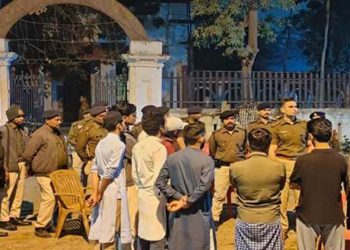 Patna University hostel raid police action, मिंटो छात्रावास छापेमारी फोटो, Patna University student union election security, Bihar police breath analyzer test students, campus hostel checking Bihar