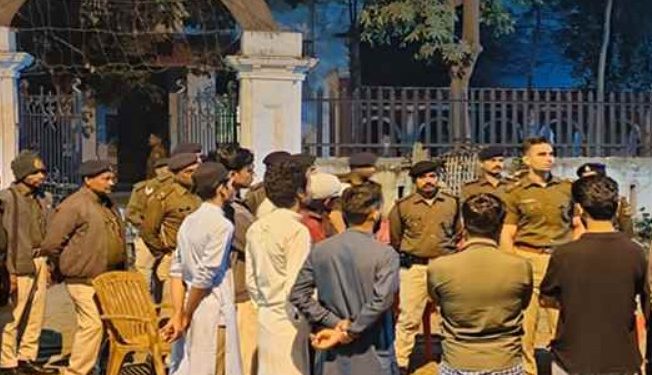 Patna University hostel raid police action, मिंटो छात्रावास छापेमारी फोटो, Patna University student union election security, Bihar police breath analyzer test students, campus hostel checking Bihar