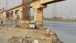 गंडक नदी पर बना डुमरिया पुल अब खतरे में: 210 टन शिवलिंग पार कराने से स्प्रिंग क्षतिग्रस्त